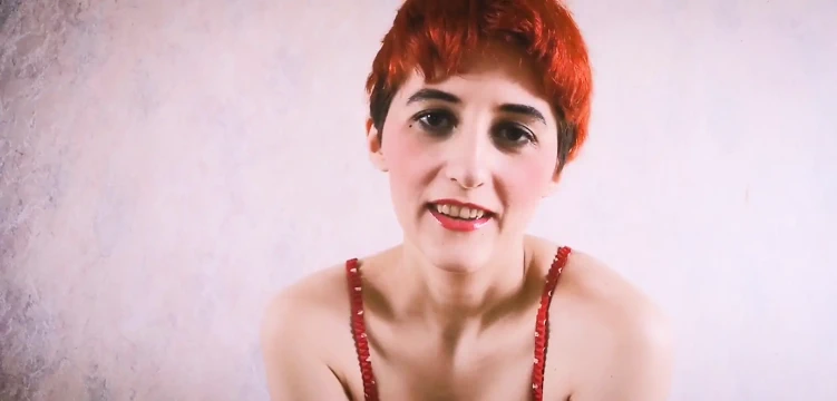 Kadın kılıklı olduğunu kabul et