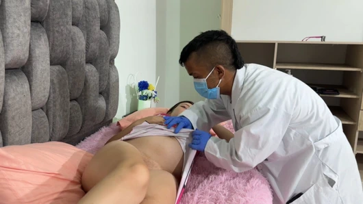 Hamilelik sürecimin nasıl gittiğini görmek için küçük jinekologumu çağırıyorum, çok azgın olan büyük yarağını amcığıma sokuyor