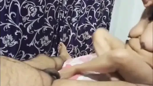 Koca ve misafir karısına boşalıyor