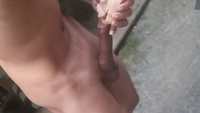 Kiralama odasının dışında çıplakdım ve silikon bebeği siktim