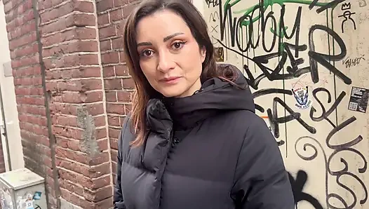Amsterdam kırmızı ışık bölgesinde ateşli beyaz orta yaşlı seksi kadını prezervatifsiz sikiyor