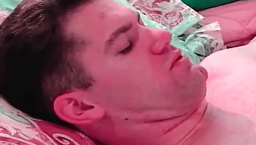 Ateşli bir esmerin tutkulu amcık yalama ve parmaklama