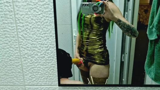 Dominatrix Nika takma yarakla kendisine geldiğinde ve takma yarakla sikişmesini istediğinde bir köle kirli tuvaleti temizliyor