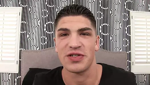 Dik sarışın alır sert çük anüsten ve gets boşalmak üzerinde ona yüz