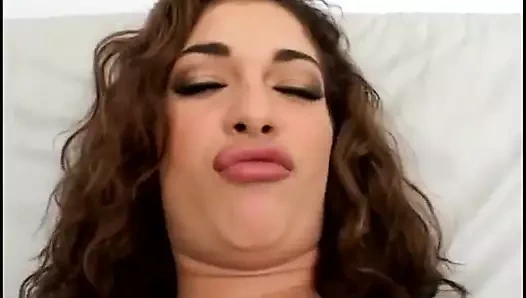 Büyük memeli muhteşem esmer yarak emiyor ve biraz döl için biniyor