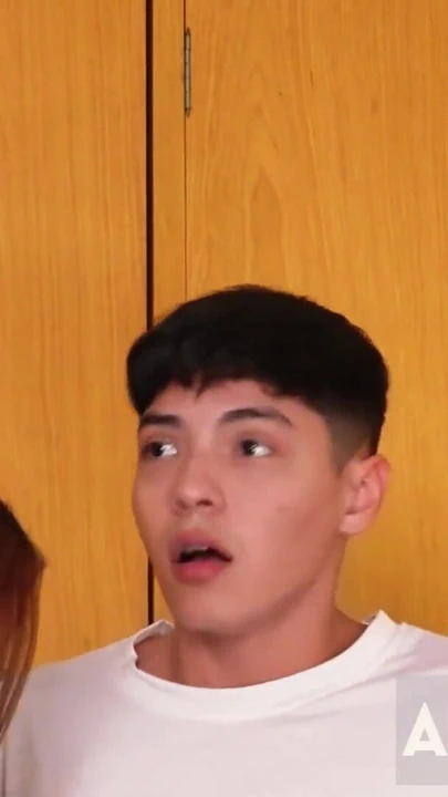 EVLI BIR ÇIFT BIZE SATıLıK EVLERINI GÖSTERDI VE SONUNDA SAHIBININ GÖTÜNÜ SIKIP ÇIFTE PENETRASYON YAPTıK. | Klip 1