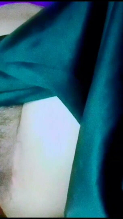 Ateşli seksi Asyalı kız ateşli amcığının tadını çıkarıyor. Pencaplı yenge ateşli ateşli amcığını bacaklarının arasından yavaşça okşuyor. Slo | Klip 1
