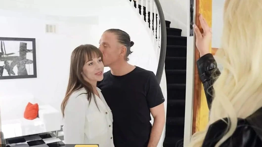 Baştan çıkarıcı sarışın Bridgette b, Mick'e ne vereceğini tam olarak biliyor - doğum günü için biraz cinsel tatmin - brazzers