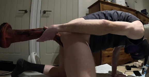 Yavru, makinede henry tarafından parçalanan delik alır - dev yapay penis ve göbek çıkıntıları