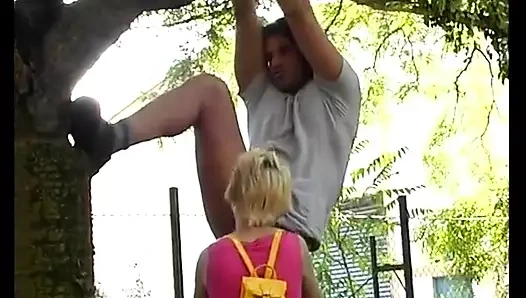 Alman genç kız açık havada sikiştikten sonra büyük yüze boşalmanın tadını çıkarıyor