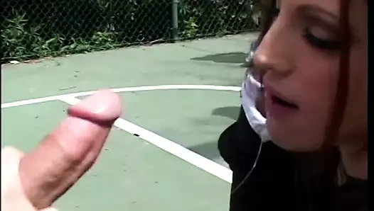 Sert gövdeli esmer güzellik açık havada bir oral seks partisi vardır