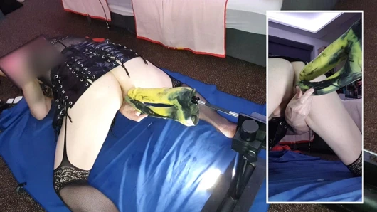 Sikişme makinesinde çifte sorun dildo