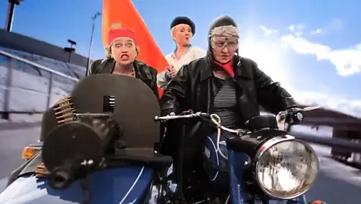 büyükanne bisiklet üzerinde