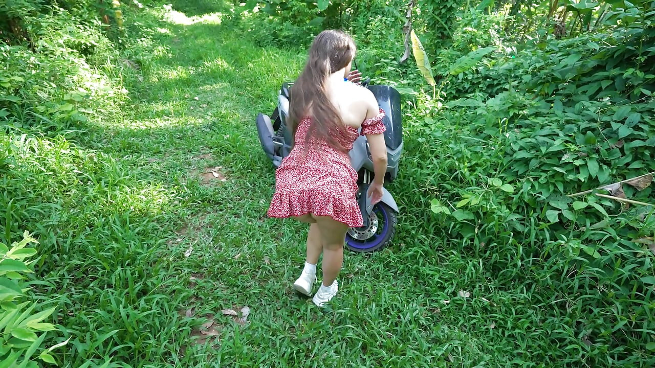 Yabancıyla motosiklete ilk kez biniyor ve ormanda sert sikişiyor