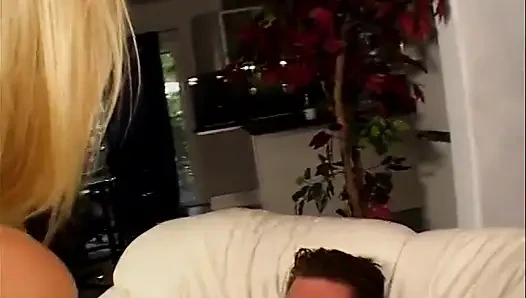 Genç sarışın kız yalanıyor ve kovboy kız tarzında sikiliyor ve sonra döl yutuyor