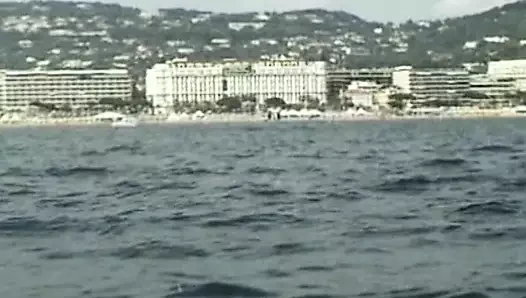 Denizin ortasında bir teknede sikiş festivali