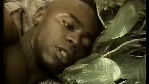 Azgın bebek eğilir ve büyük bir direk tarafından sert bir şekilde çarptım onu ıslak amını alır