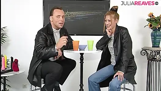 Azgın orta yaşlı seksi kadın oğlanla sikişiyor