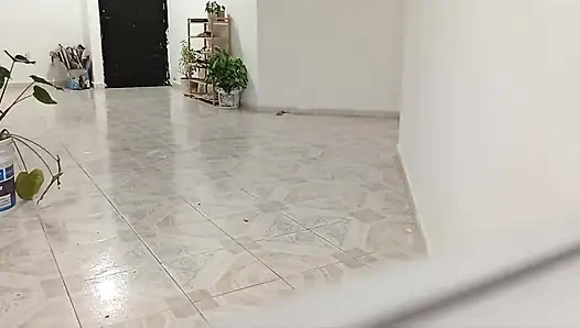 Tombul komşu yeni dairesini temizliyor