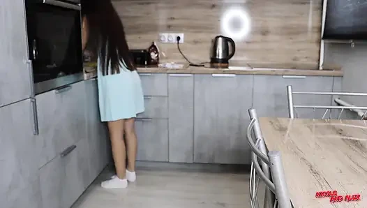 Bir arkadaşımı beni bir fincan kahve için ziyarete davet ettim