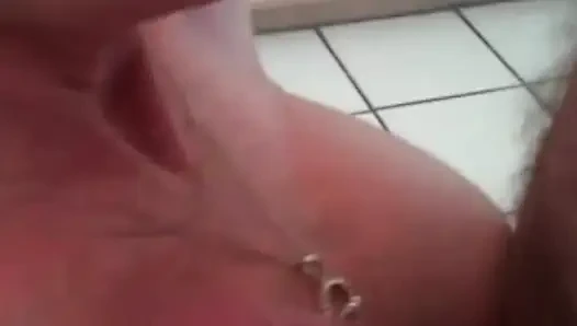 Deneyimli orta yaşlı seksi kadın genç istiyor