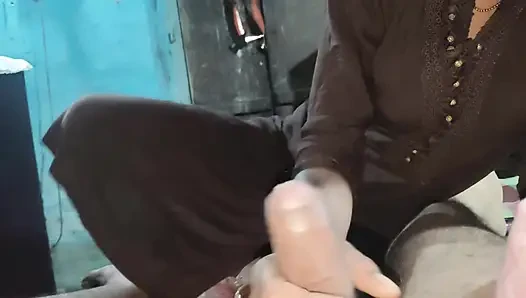 Büyük göğüsler chhut'a basıyor ve ling hold