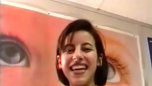 Caroline, muhteşem küçük erkek delisi, sağduyulu ve çok heyecanlı.