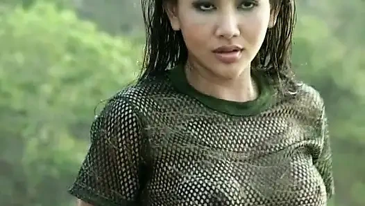 İki sevimli kız açık havada şehvetli