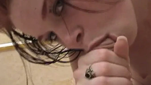 Sıska küçük memeli esmer küçük yarağını emmeyi seviyor