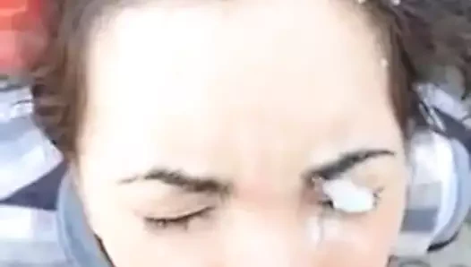 Büyük cumshots üzerinde onu yüz dışında