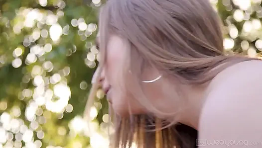 Lezbiyenler Emma Hix ve Skylar Snow reddedildikten sonra havuz kenarında kendi buharlı lezbiyen balo gecesi yapıyor