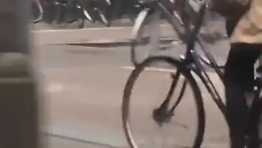 Bisikletli hendek kız