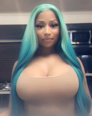 Nicki minaj büyük memeler