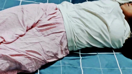 Üvey kayınbiraderi üvey kız kardeşim uyuduktan sonra beni sikiyor.  Sikişerek amımı kızarttı