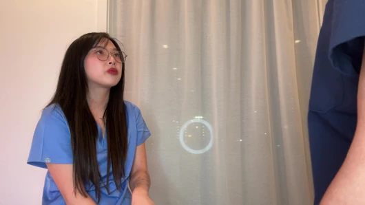 Ürpertici doktor genç saf asyalı tıbbi stajyeri öne geçmek için sikmeye ikna ediyor