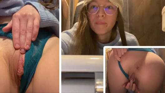 Genç kız sinemada umumi tuvalette kendini sikiyor