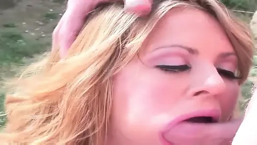Dövmeli orta yaşlı seksi kadınlar ve kızlar deneyimli siyah ve beyaz adamlardan sert çifte penetrasyon alıyor