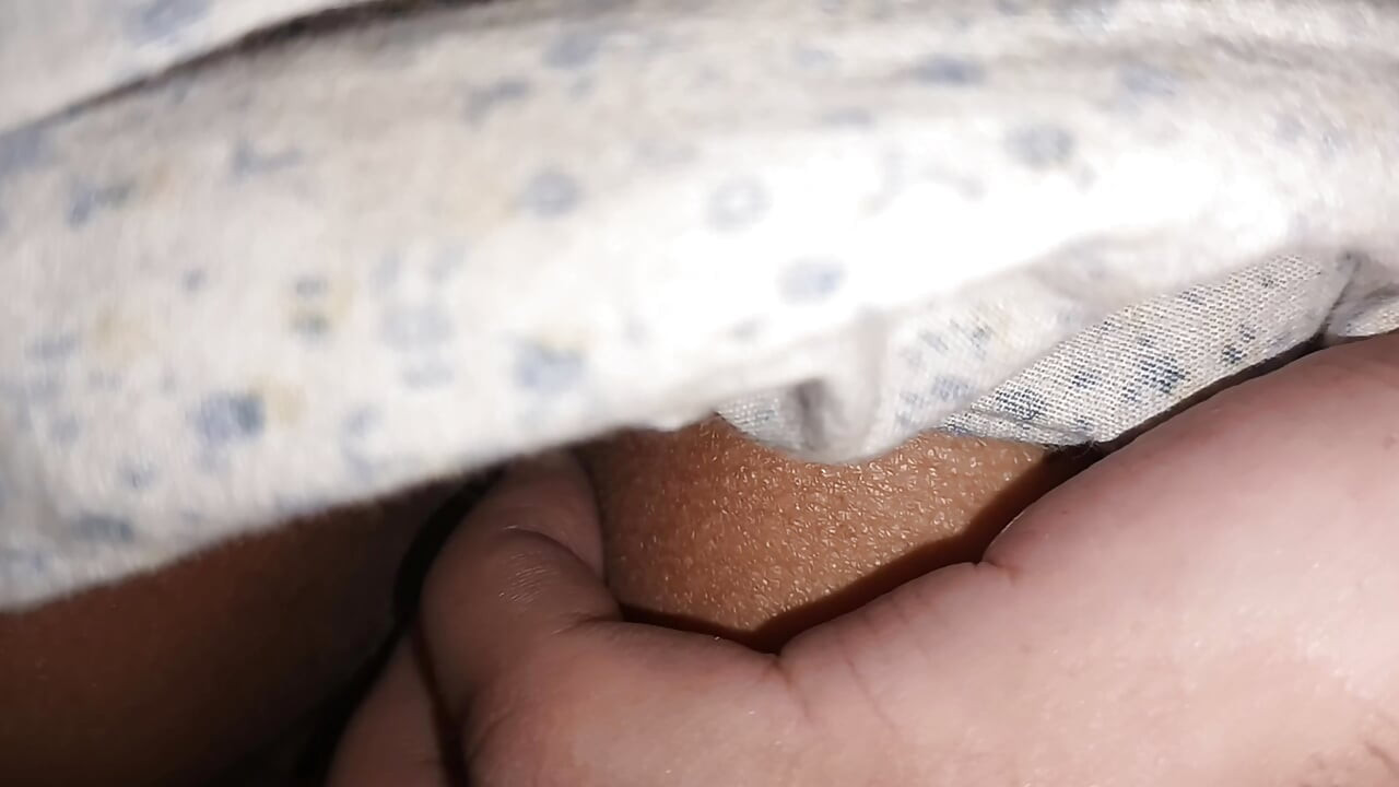 JayaMilfMom'un amına ve göt deliğine dinlenirken dokunmak
