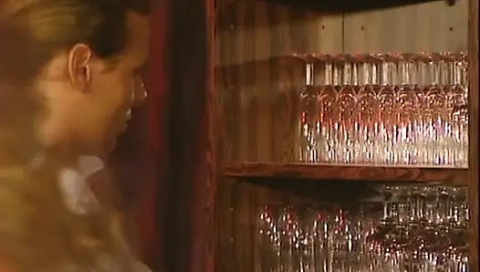 Çarpıcı Alman sürtüklerin yer aldığı barda çifte penetrasyon grup seks