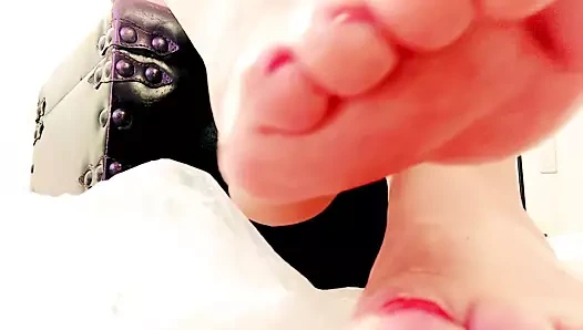 Seksi ayaklara lateksle masaj yapmak, yağla dolu parlıyor