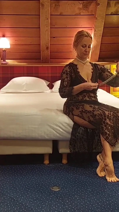 Akşam ayakları poz ve seks oyunları