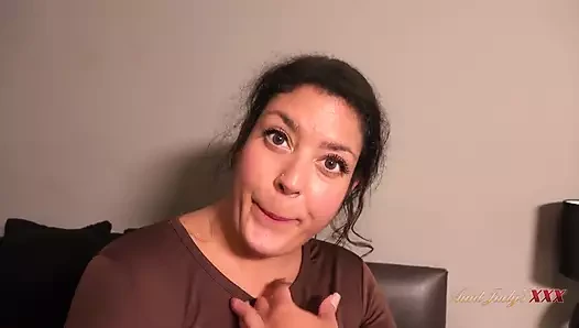 Ajudysxxx - büyük memeli iri güzel ev sahibiniz Cassy seni külotuyla yakalıyor