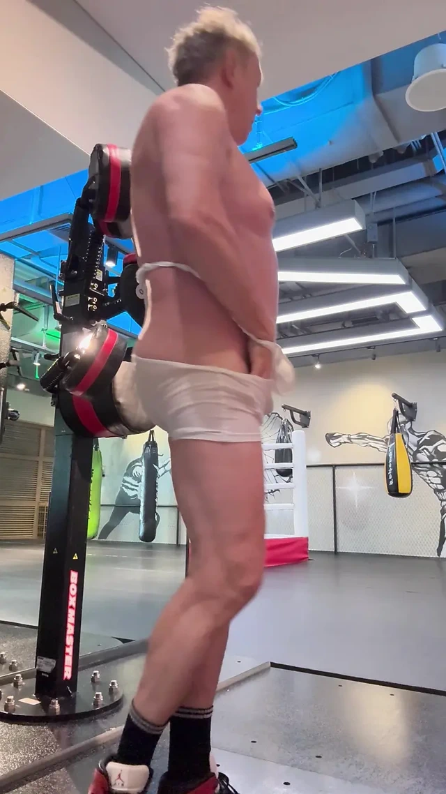 Spor salonunda herkesin içinde çıplak