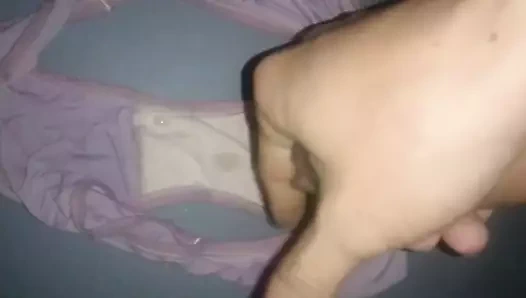 İnme ve boşalmak üzerinde pembe külot