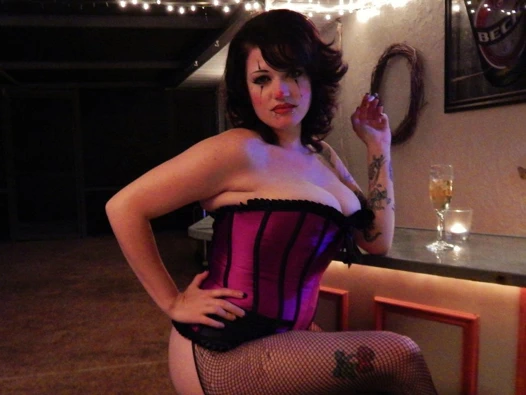 Seksi palyaço layla işten sonra puro ile rahatlatıcı