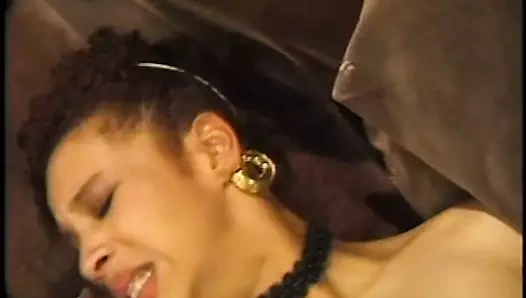 Üç şaşırtıcı lezbo babes dildos ile kendilerini yapıyor