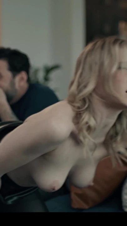 Эмоциональный момент из "Сахарный папочка Заморозка трахает 18-летнюю тинку с брекетами - время остановить секс с Melody Marks"