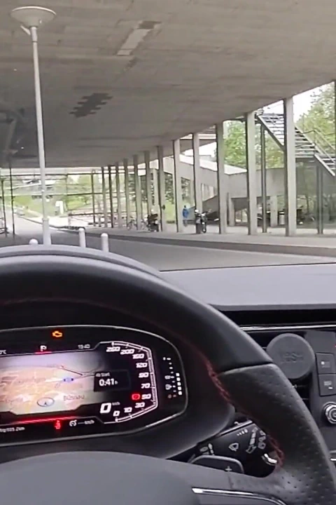 Çok meşgul bir sokakta arabada elle muamele o büyük risk