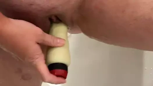 Duşta biraz yarak istiyor, yalnız orta yaşlı seksi kadın mastürbasyon yapıyor