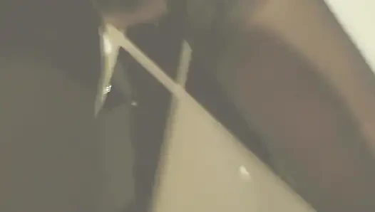 Swemature oteldeki St Andrew's cross'ta bağlı. Ayakta kal ve porno çizmeler, kırbaçlanıyor ve ağzına dölle ödüllendiriliyor.